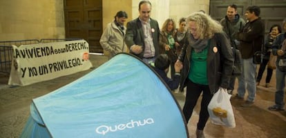 Miembros de Stop desahucios y la PAH durante la acampada.