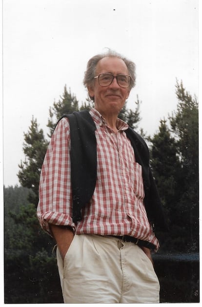 El editor Javier Abásolo, en agosto de 1994 en San Tirso, Liébana, en una imagen familiar.