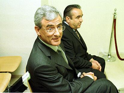 Luis Fernando Cartagena y Ángel Fenoll, en el banquillo de los acusados en febrero de 2002.