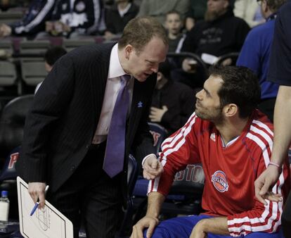 Calderón habla con su entrenador, Lawrence Frank.