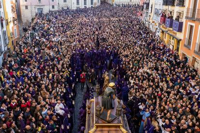 Varias generaciones de 'turbos', desde octogenarios hasta bebés, han protagonizado la procesión Camino del Calvario en Viernes Santo en la ciudad de Cuenca. 