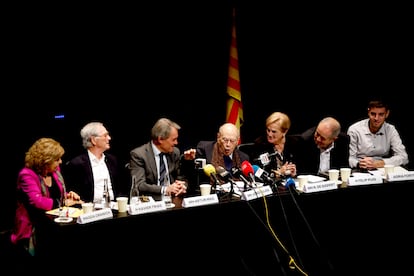 El expresidente catalán Jordi Pujol (c), acampañado del también expresidente Artur Mas (3i), la expresidenta del Parlament, Nuria de Gispert (3d), y el exalcade de Barcelona, Xavier Trias (2i), entre otros, durante el homenaje que le han brindado este viernes.