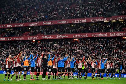 Los jugadores del Athletic saludan al público de San Mamés  tras lograr el pase a las semifinales de la Copa