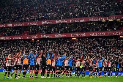 Los jugadores del Athletic saludan al público de San Mamés tras lograr el pase a las semifinales de la Copa