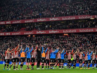 Los jugadores del Athletic saludan al público de San Mamés  tras lograr el pase a las semifinales de la Copa
