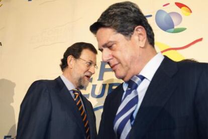 Mariano Rajoy (izquierda), durante la presentación de la conferencia pronunciada ayer en el Fórum Europa por Federico Trillo.