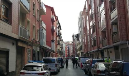 Calle Letxezar de Barakaldo, cortada este martes tras atrincherarse un hombre en un bar.