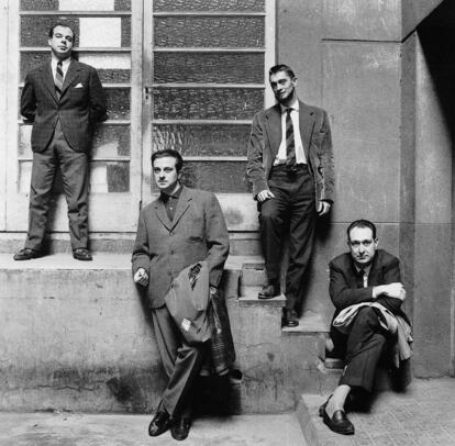 El grupo de Barcelona posa en los viejos talleres de Seix Barral en 1961: Jaime Gil de Biedma, Agustín Goytisolo, Carlos Barral y José María Castellet.