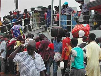 Decenas de extranjeros abandonan Monrovia a bordo de un barco el pasado día 19.