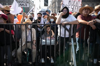 Seguidores del presidente esperan su llegada al Zócalo.