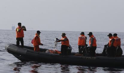 Un bote de rescatistas en aguas de Ujung Karawang, Java Occidental.