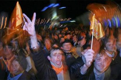 Seguidores del líder opositor pro occidental Víctor Yúschenko se concentran en el centro de Kiev.