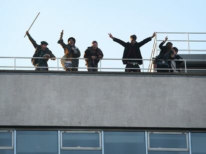 Manifestantes británicos, en la azotea del edificio donde se encuentra la sede del Partido Conservador británico.