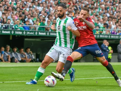 Isco controla el balón ante el acoso de Rubén Peña.