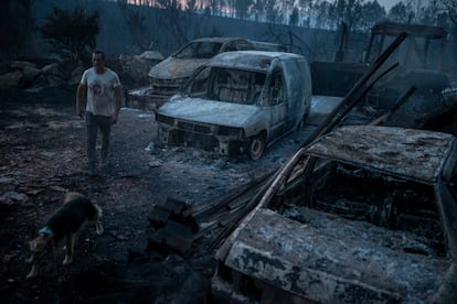 Isaac, dueño de un negocio de compraventa de coches, observa como el fuego ha calcinado su negocio en Verín. 