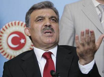 El candidato a presidente de Turquía, Abdulá Gül, durante una conferencia de prensa celebrada ayer en Ankara.