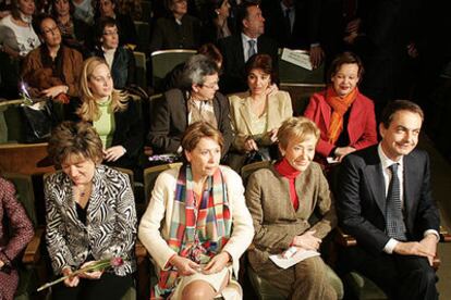 José Luis Rodríguez Zapatero, sentado con la vicepresidenta y cuatro ministras en la clausura ayer del foro Pekín+10.