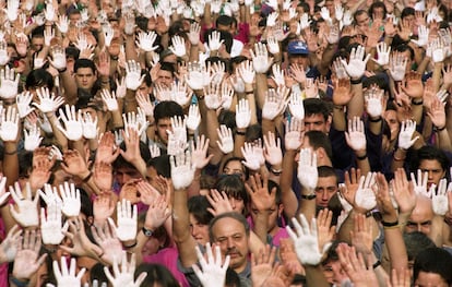 A menudo, el blanco se ha identificado como el color de la paz. Y en 1996 surgió un movimiento que confrontó unas manos blancas a las manchadas de sangre de los terroristas de ETA. En la imagen, manifestación de protesta en Ermua en julio de 1997 contra el asesinato del concejal popular Miguel Ángel Blanco.