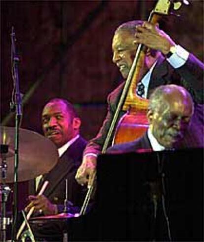 Ray Brown, entre Alvin Queen y Hank Jones, durante su actuación en el Festival de Jazz de San Sebastián.