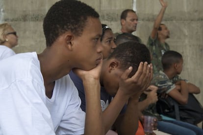 Os irmãos de Cleiton, de 14 e 16 anos, desabaram em vários momentos do ato. Eles, assim como o resto de familiares, foram avisados minutos depois do tiroteio e presenciaram a agonia dos jovens dentro do carro antes de morrer. “Eu ainda estou tentando entender”, disse Jefferson, o menor deles.