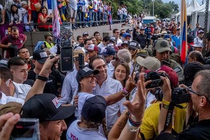 El candidato a la presidencia de Colombia, Federico Gutiérrez, saluda a sus seguidores, mientras va hacia la tarima para dar su discurso de cierre de campaña. Medellín, Colombia, 22 de mayo de 2022.