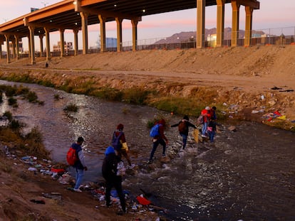 Varios migrantes cruzan de Ciudad Juárez a El Paso, el pasado 17 de diciembre.