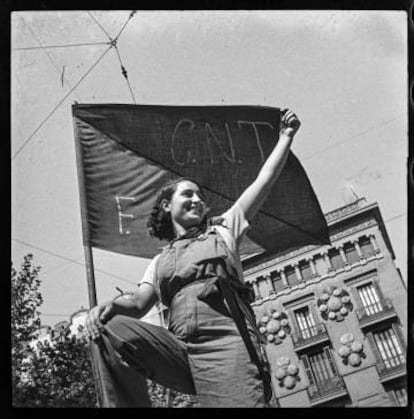 Miliciana anarquista a la Rambla de Barcelona, el 25 de juliol de 1936, en un típic contrapicat tan propi d’Antoni Campañà.