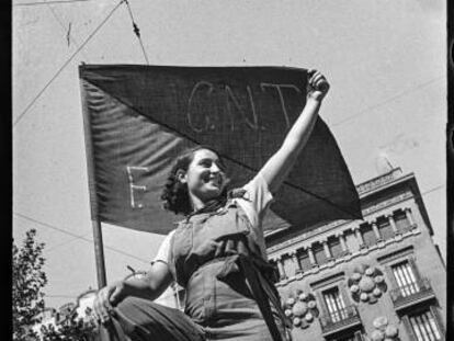 Miliciana anarquista a la Rambla de Barcelona, el 25 de juliol de 1936, en un típic contrapicat tan propi d’Antoni Campañà.