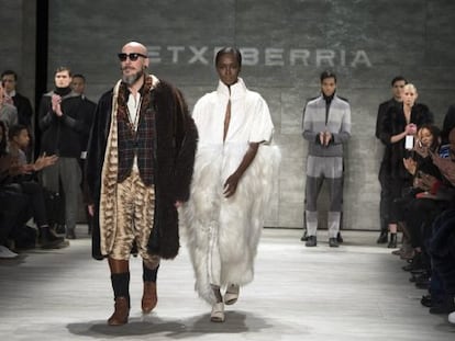 Roberto Etxeberria desfila tras presentar su colecci&oacute;n oto&ntilde;o-invierno en el tercer d&iacute;a de la semana de la moda de Nueva York.