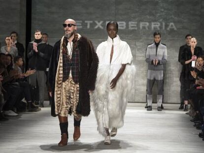 Roberto Etxeberria desfila tras presentar su colección otoño-invierno en el tercer día de la semana de la moda de Nueva York.