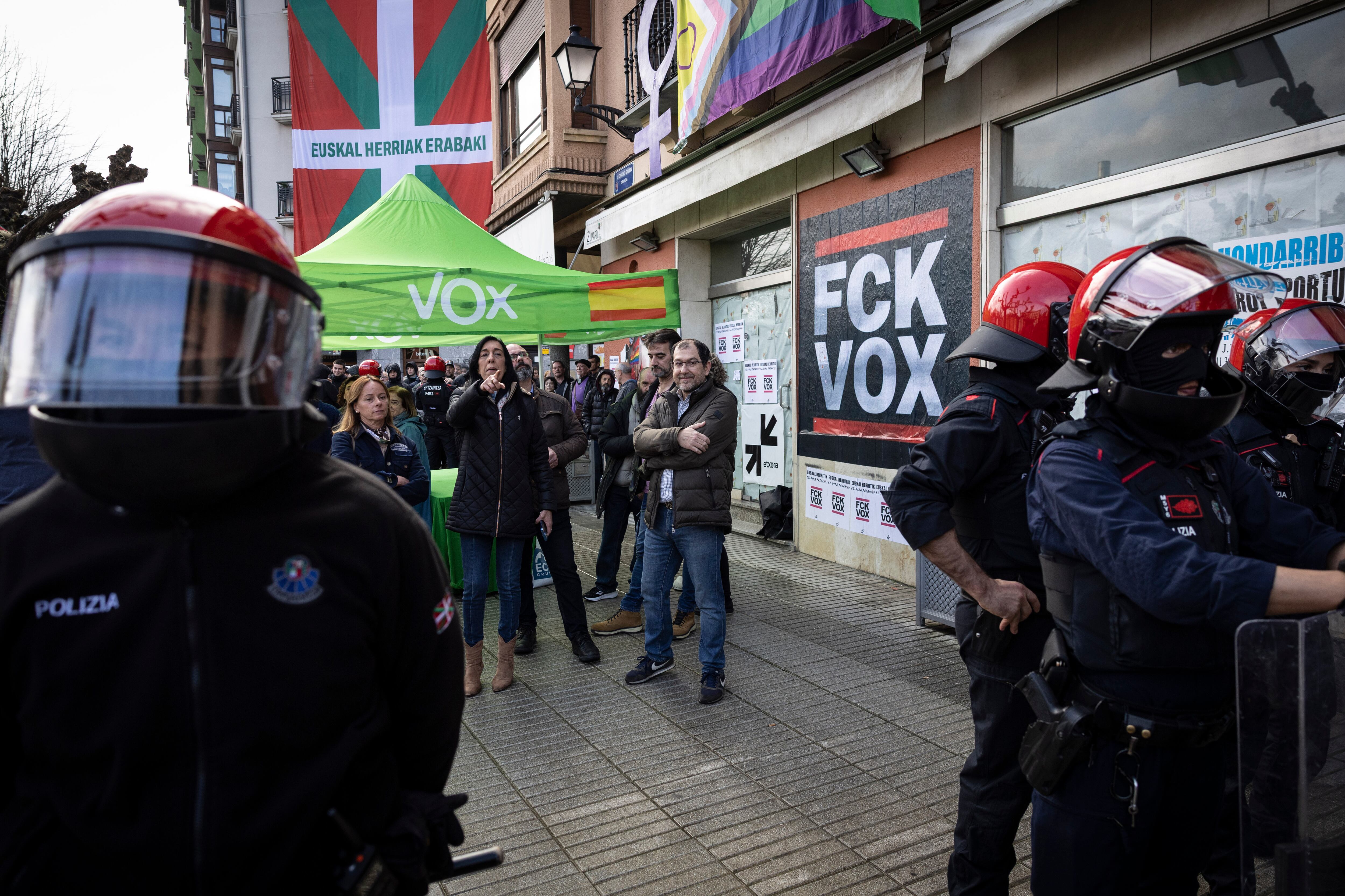 Tensión y altercados tras instalar Vox una carpa en el centro de Errenteria