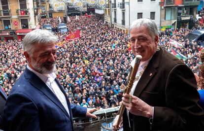 Joseba Asiron, nuevo alcalde de Pamplona, con el bastón de mando, junto a Koldo Martínez (Geroa Bai), en el balcón del Ayuntamiento tras la moción de censura.