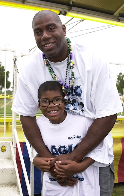 Magic Johnson y su hijo EJ en un evento en Los Ángeles en el año 2001.