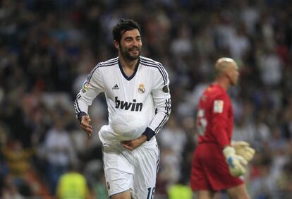 Albiol celebra un gol con el Madrid.