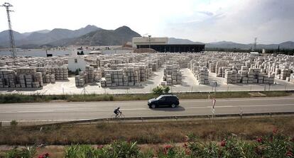 Material acumulado en una empresa azulejera de Castellón.