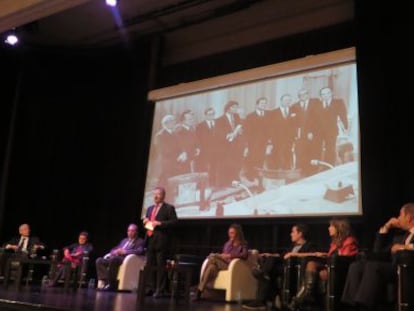 Participantes en el acto por el 38 aniversario de los Pactos de la Moncloa organizado por la asociación Sociedad Civil por el Debate.