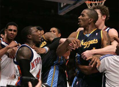 Nate Robinson, segundo por la izquierda, y J. R. Smith, de los Nuggets, se gritan durante la pelea.