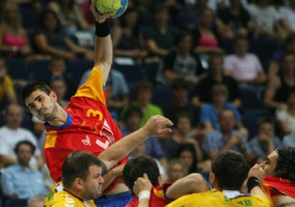 Gurbindo Martínez lanza a porteria durante el partido contra Lituania que clasificó a España para el Europeo 2012.