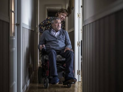 Pepe Tarriza, enfermo de ELA y su esposa, Mari Luz Blanco, fotografiados en su casa de Madrid