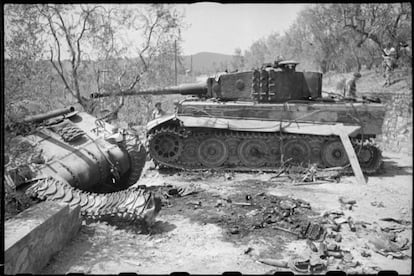 Un tanque Tiger I averiado junto a un Sherman destruido.