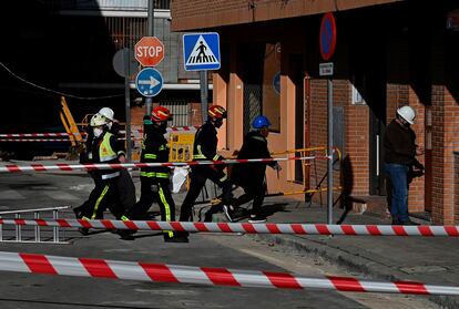 Bomberos y operarios retiran los enseres de los vecinos durante el desalojo de las cuatro viviendas de la calle Presa en San Fernando.