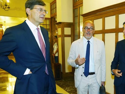 Vittorio Colao, CEO de Vodafone, Stephane Richard (presidente de Orange) y Jos&eacute; Mar&iacute;a Alvarez Pallete (presidente de Telefonica), en Santander.