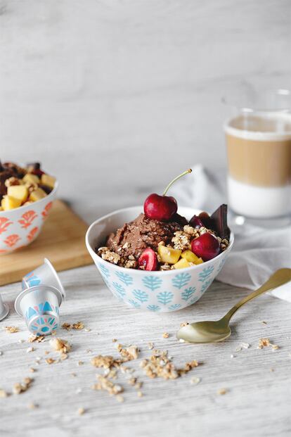 Helado ‘healthy’ de plátano&cacao con toppings y frutas.