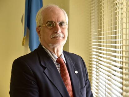 Jorge Taiana en su oficina de la Universidad de San Martín, tras la entrevista con EL PAÍS.