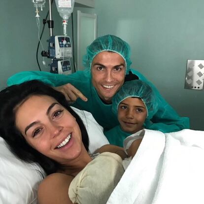 El pasado 12 de noviembre, Cristiano Ronaldo anunciaba la llegada al mundo de su cuarto hijo, y el que es el primer hijo junto a su pareja, Georgina Rodríguez. En la imagen, el futbolista, con su hijo mayor, su novia y la recién nacida, Alana Martina. Una instantánea que se ha convertido en la segunda foto con más ‘mu gusta’ de Instagram de este año, en total 11.030.102 corazones.