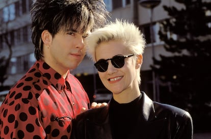 También con raíces negras.


Combinar el peróxido  con unas sutiles raíces negras fue otra seña de identidad de la artista. Roxette se convirtió en una de las bandas suecas más importantes de todos los tiempos, junto a Abba, y también en una banda sonora eterna, sobre todo con éxitos como It Must Have Been Love, su hit para Pretty Woman.