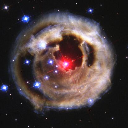 Gran nube de polvo luminoso de la estrella V838 Monocerotis, captada por el telescopio espacial Hubble.