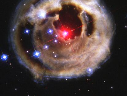 Gran nube de polvo luminoso de la estrella V838 Monocerotis, captada por el telescopio espacial Hubble.