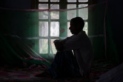 Un paciente de tuberculosis, en su cama del hospital de Gauhati, India, en marzo de 2018. -