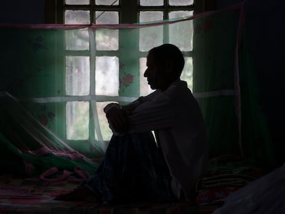 Un paciente de tuberculosis, en su cama del hospital de Gauhati, India. -